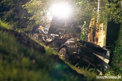 Tragiczny wypadek w Jabłonicy Polskiej. BMW dachem uderzyło w drzewa. Dwie osoby nie żyją!