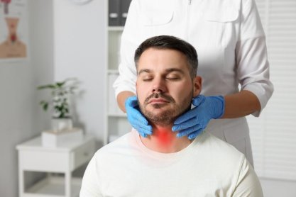 Trening siłowy a niedoczynność tarczycy - jak budować mięśnie mimo wolniejszego metabolizmu?