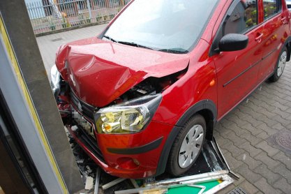 71-latek zasłabł i wjechał w sklep