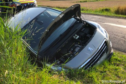 Wjechała peugeotem do rowu i uderzyła w mostek