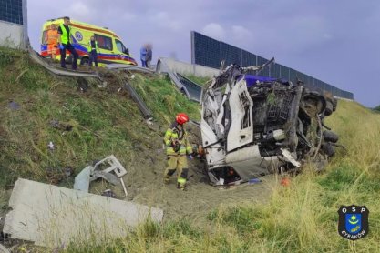 Wypadek na autostradzie A4. Ciężarówką wypadł z drogi