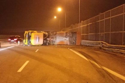 Wypadek na autostradzie A4. Kierujący piaskarką trafił do szpitala