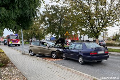 Wypadek na Lniarskiej, czołowe zderzenie dwóch samochodów