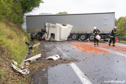 Wypadek tira na DK19 w Trzcianie