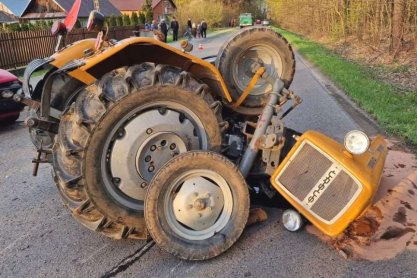 Wypadek w Białobrzegach. Zderzenie samochodu z ciągnikiem rolniczym