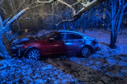 Wypadek w Lubeni. Samochód uderzył w drzewo