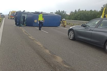 Wypadek w Mrowli na A4. Bus uderzył w barierki