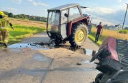 Wypadek w Przewrotnem. Ciągnik zderzył się z samochodem