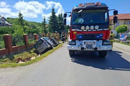 Wypadek w Siedliskach. Kierowca fiata wjechał do rowu