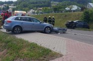Wypadek w Szklarach. Czołowe zderzenie samochodów