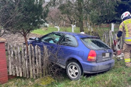 Wypadek w Trzcianie. 18-latka wjechała w ogrodzenie