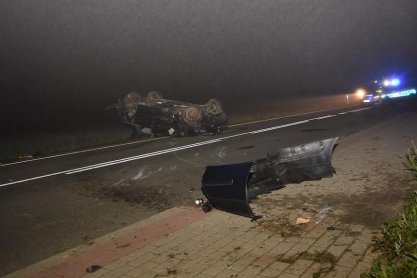 Wypadł z drogi, uderzył w drzewo, ogrodzenie i dachował