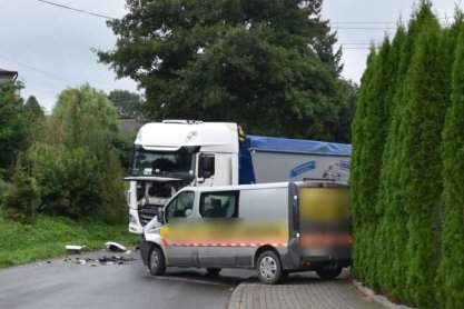 Zderzenie ciężarówki z busem. Dwie osoby trafiły do szpitala