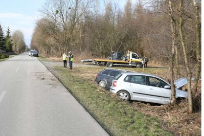 Zderzenie dwóch samochodów. Poszkodowane dwie osoby