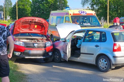 Zderzenie samochodów na skrzyżowaniu. Matka i dziecko w szpitalu