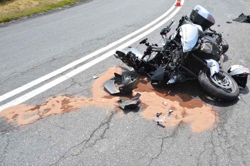Zderzenie samochodu osobowego z motocyklem w Króliku Polskim Zderzenie samochodu osobowego z motocyklem w Króliku Polskim