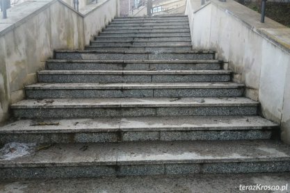 Zjechał samochodem po schodach