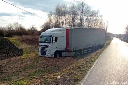 Zjechał TIR-em z drogi