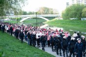 Derby Rzeszowa. Przemarsz kibiców Resovii pod stadion miejski