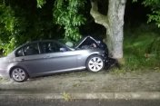 Zderzenie samochodu osobowego z drzewem w Trzcianie