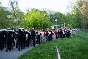 Derby Rzeszowa. Przemarsz kibiców Resovii pod stadion miejski