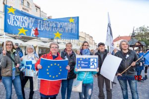 Rzeszów. Manifestacja na rynku przeciwko wyjściu Polski z UE