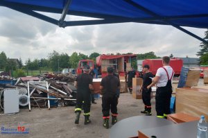 Strażacy z Głogowa przekazują dary dla powodzian